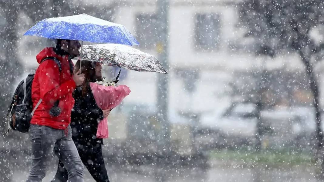 İSTANBUL'DA OKULLAR TATİL OLABİLİR: Altay kar fırtınası heryeri bembeyaz yapacak: 30 cm kar yağabilir! 6